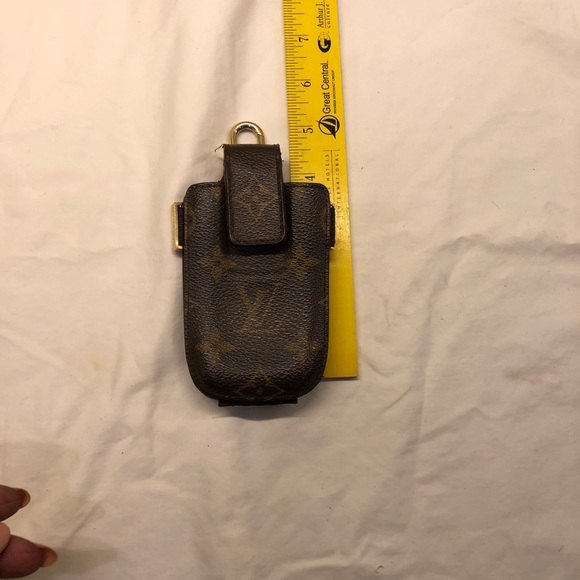 Louis Vuitton small phone, case worn for 4 yrs used to fit a flip phone. 🤦🏿♀️ - Picture 10 of 10
